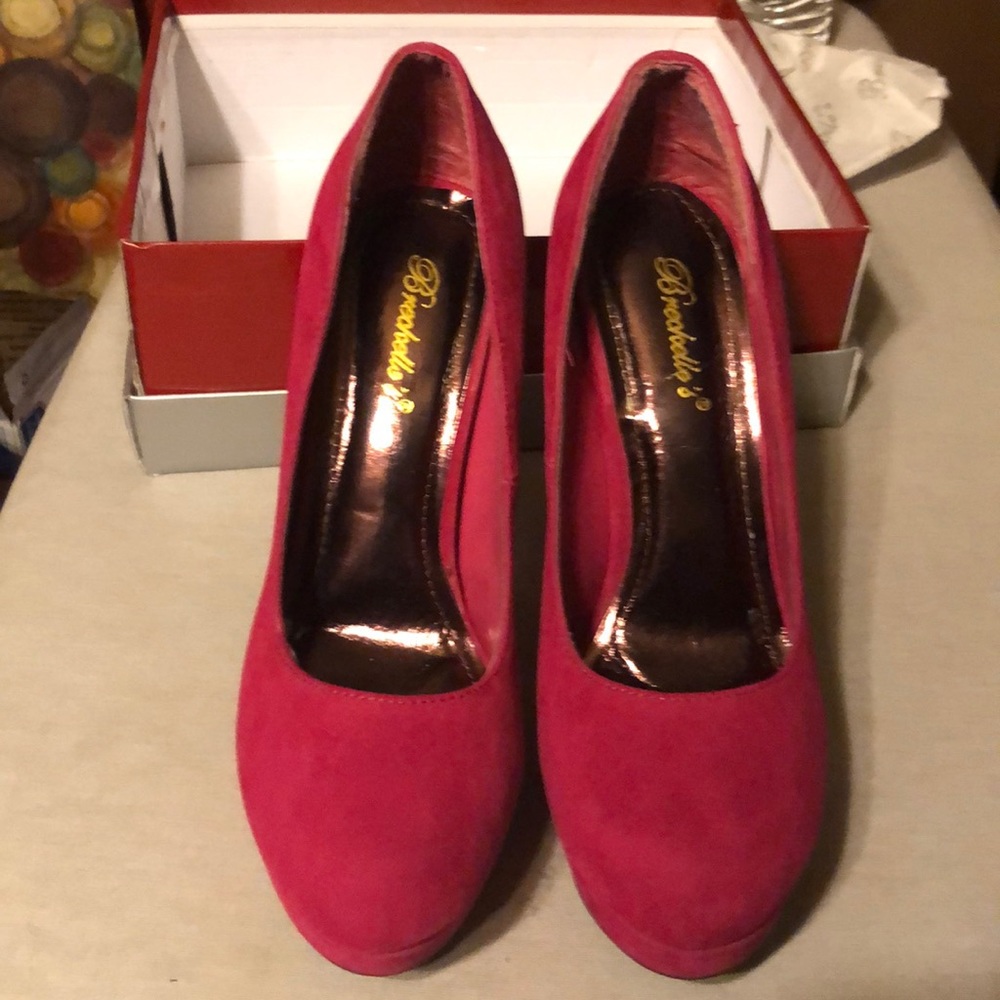 Breckelle’s fuchsia platform suede heels